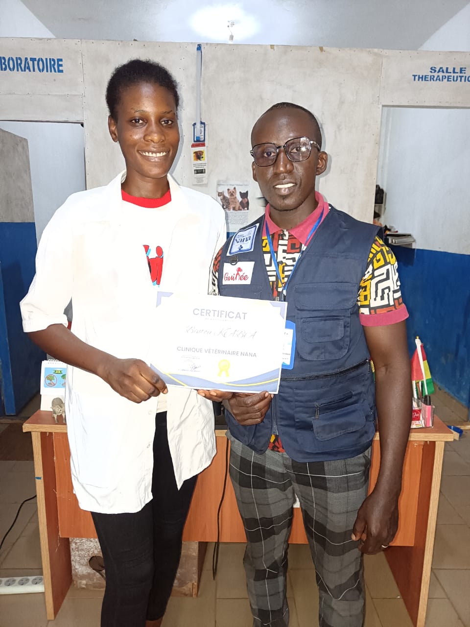 Remise de certificat à une vétérinaire