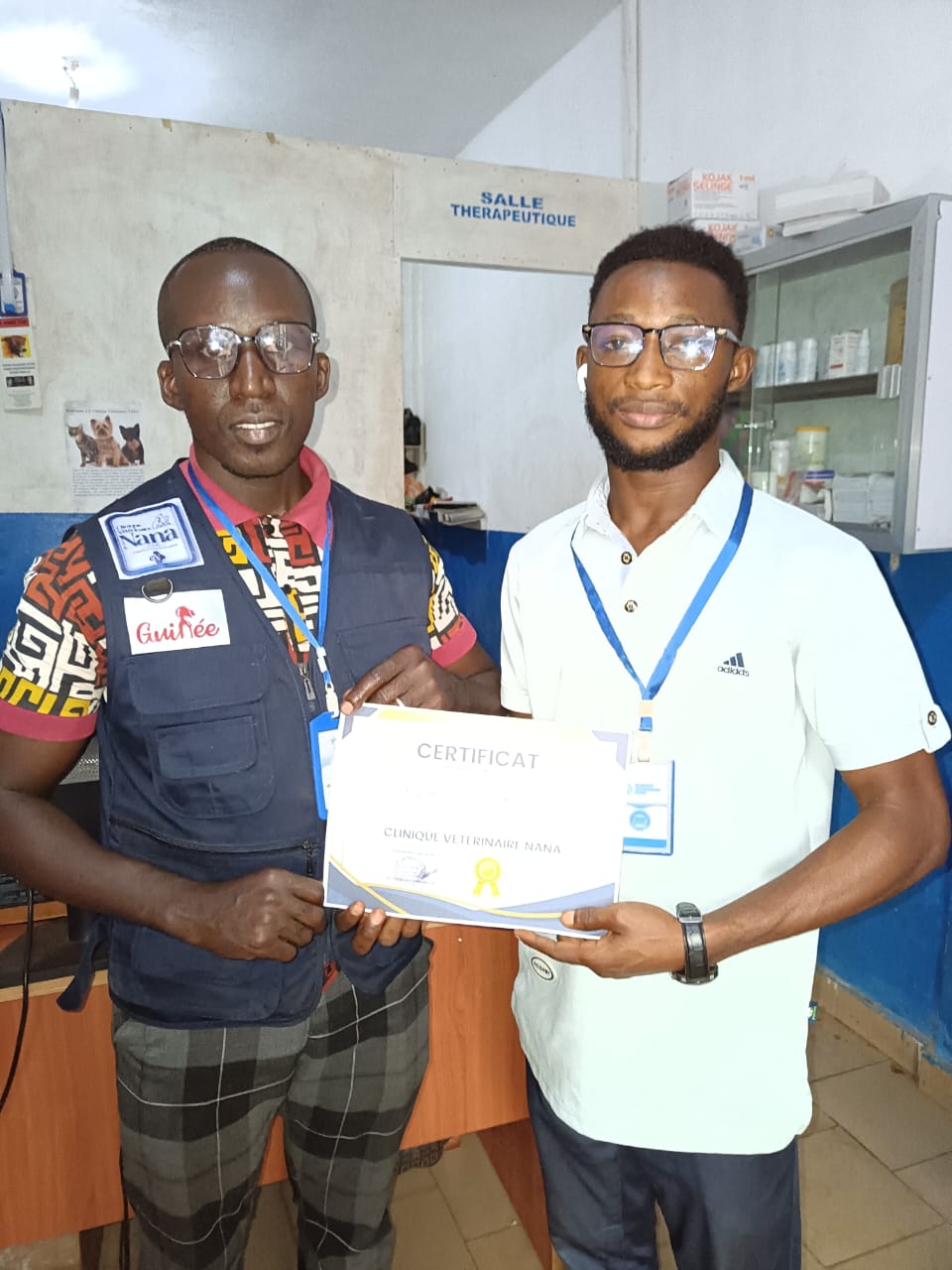 Remise de certificat à un collègue