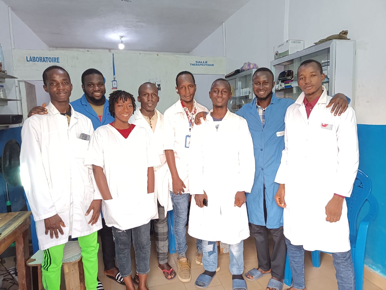 Équipe complète de la Clinique Vétérinaire NANA