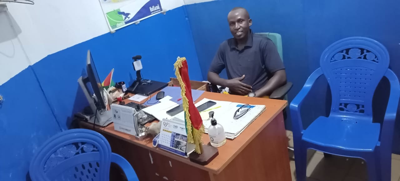 Dr Camara dans son bureau d'accueil