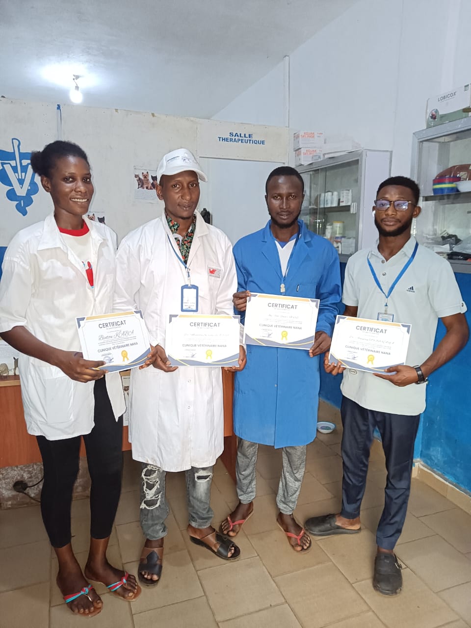 Quatre membres de l'équipe avec certificats